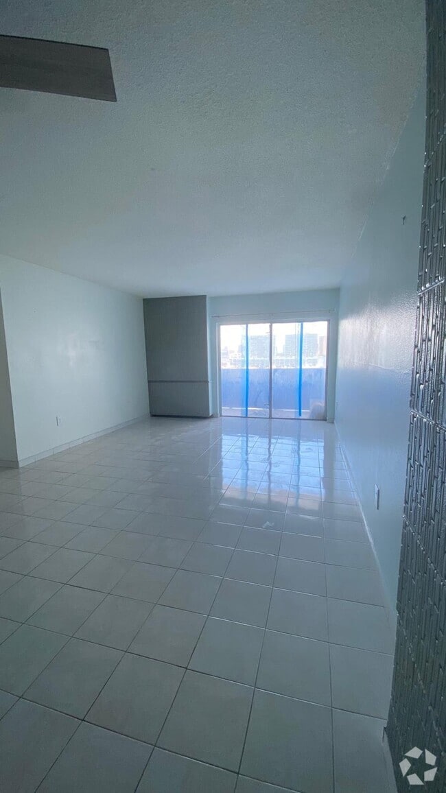 Building Photo - 400 Kings Point Dr