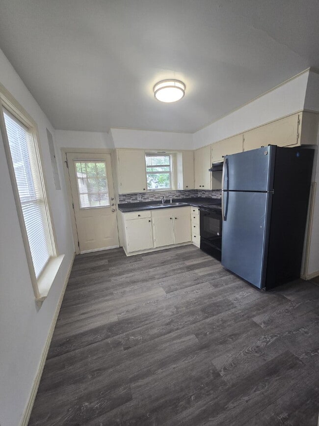 Building Photo - "Charming Retreat: Cozy 2-Bedroom Home wit...
