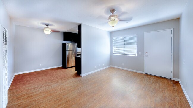 Building Photo - 475 S Meadowbrook Dr