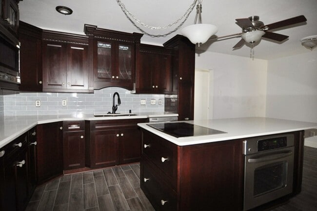 Foto del edificio - VIEW NOW - COMING SOON - Beautifully remodeled - highly sought-after HEB ISD