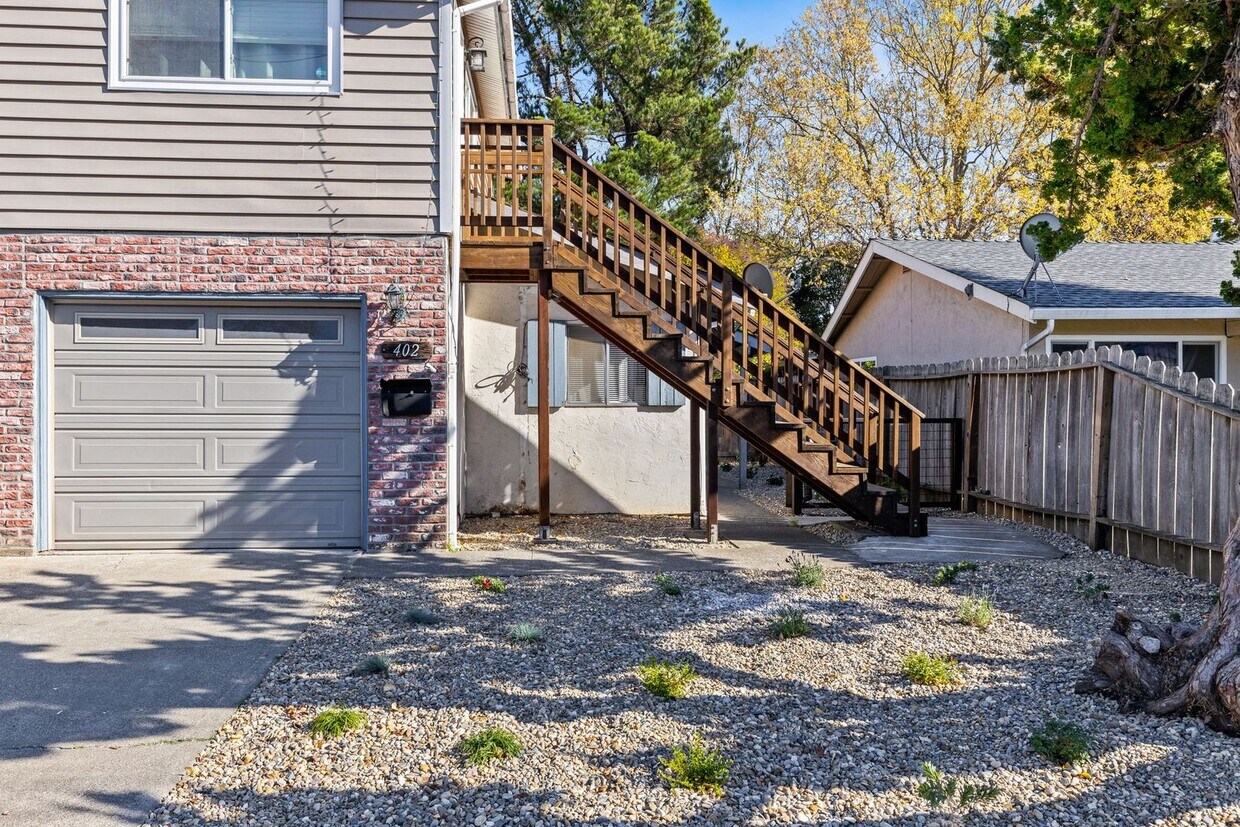 Primary Photo - 400-402 Underhill Drive