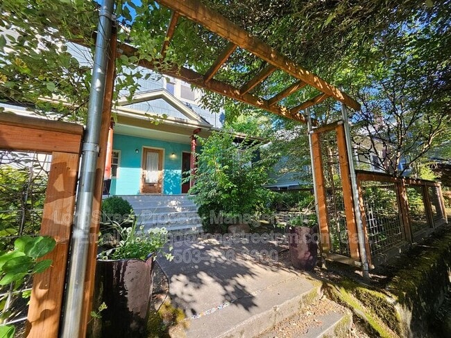 Building Photo - 1402 SE 30th Ave