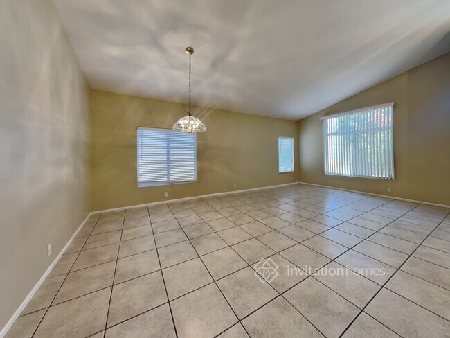 Building Photo - 10746 W Cottonwood Ln