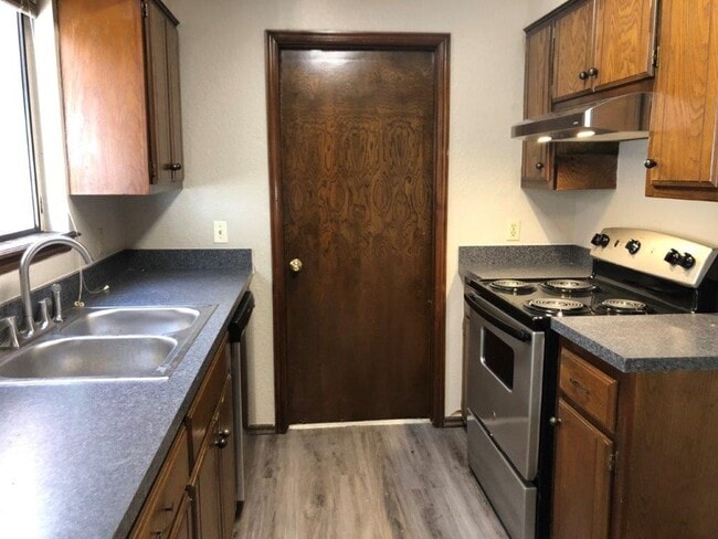 Photo - Moore Schools! 2 bed, 2 full baths, garage... House