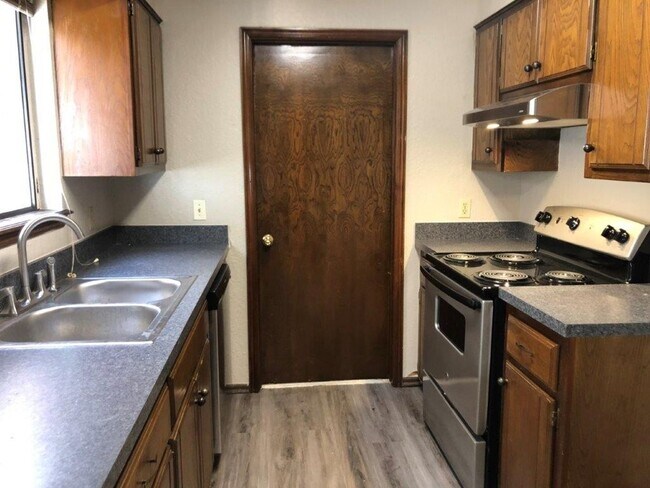Foto del edificio - Moore Schools! 2 bed, 2 full baths, garage...
