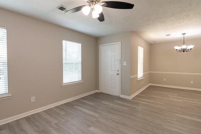 Foto del edificio - 406 Evans Mill Dr