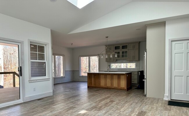 Building Photo - 652 US-15