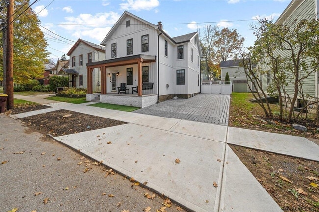 Building Photo - 24 York Ave