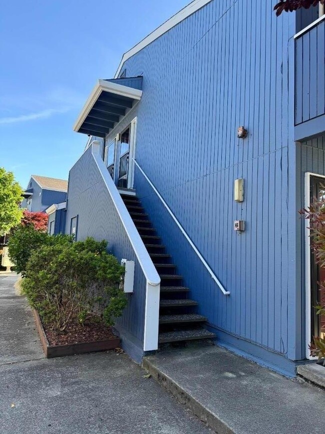 Building Photo - 1126 Cherry Ave