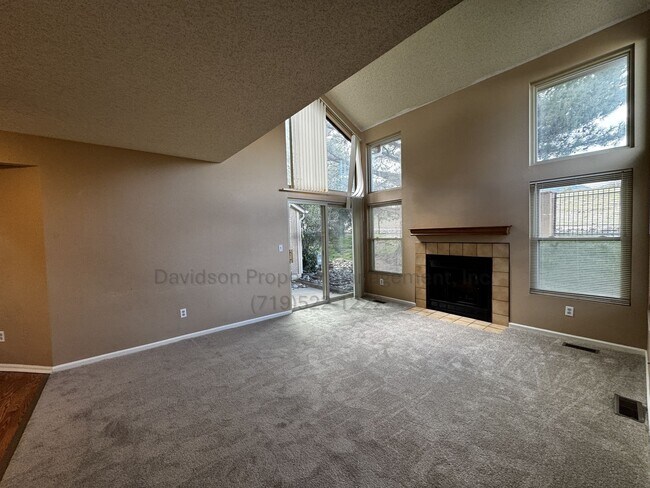 Foto del edificio - Charming 3-Bedroom Townhouse in Broadmoor ...