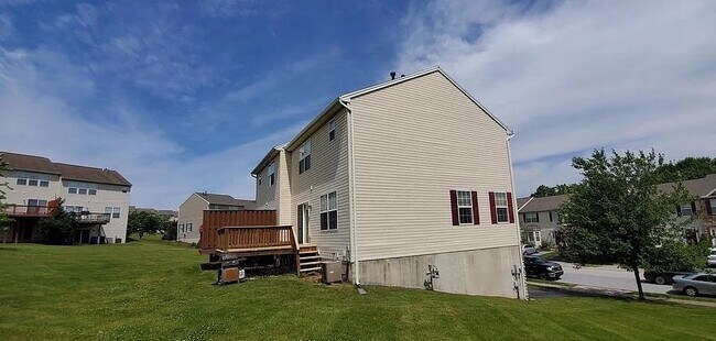 Lado - 455 Madison Dr