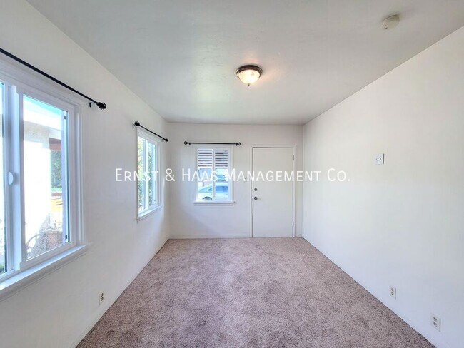 Foto del edificio - 3031 E 65th St