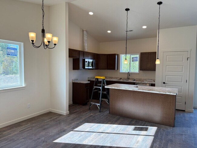 Foto del edificio - Brand New 4 bedroom, 2 bath, 2 car garage ...