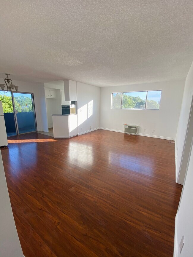 Foto del edificio - 1005 N Stanley Ave