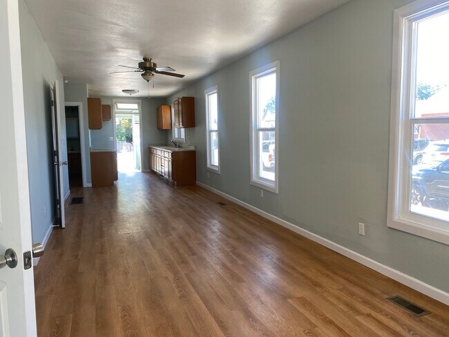 Building Photo - 402 E Mesa Ave