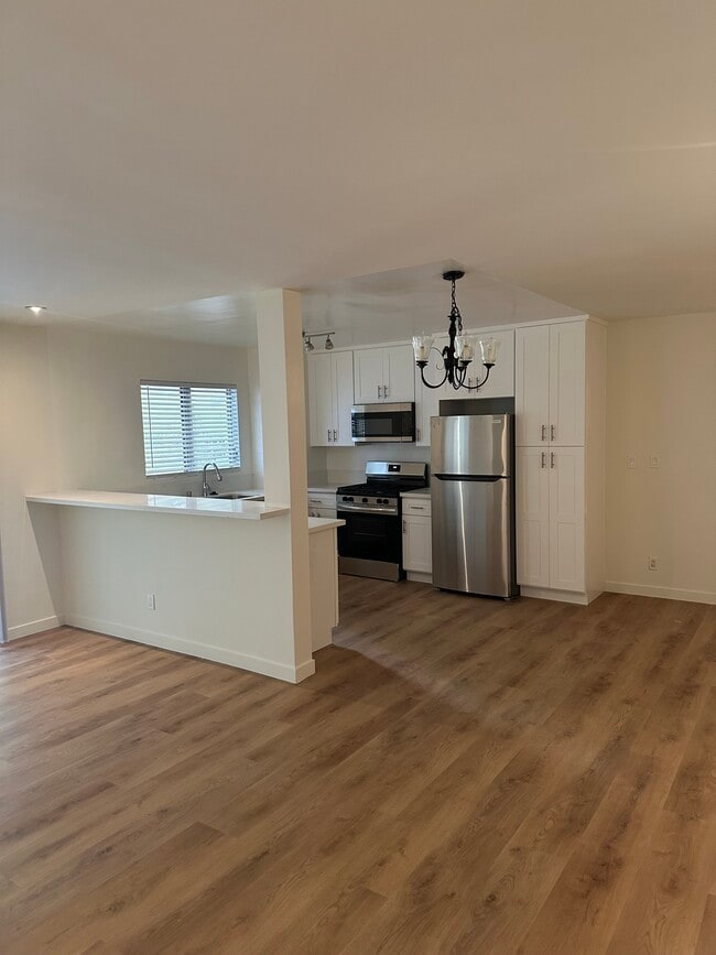 Building Photo - 8231 De Longpre Ave