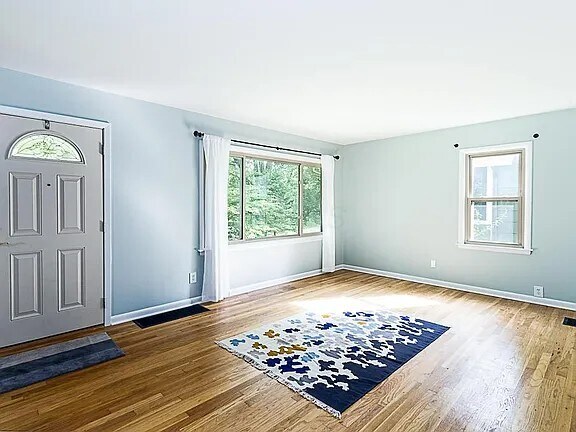 Sala de estar con gran ventanal que da al patio delantero. - 224 Colonial Ave