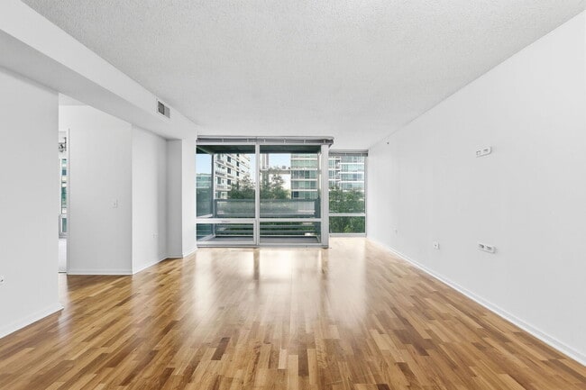 Foto del edificio - 9725 Woods Dr