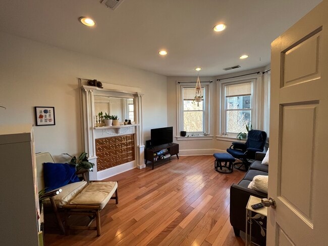 Building Photo - 1360 Girard St NW
