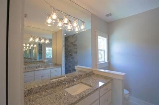 Foto del edificio - 224 W 5th Ave