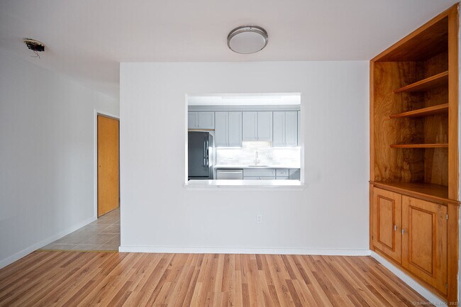 Foto del edificio - 664 Main Ave