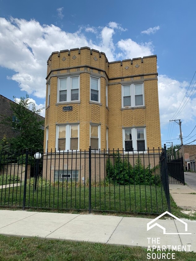 5218 W Crystal St Unit GDN, Chicago, IL 60651 Condo for Rent in