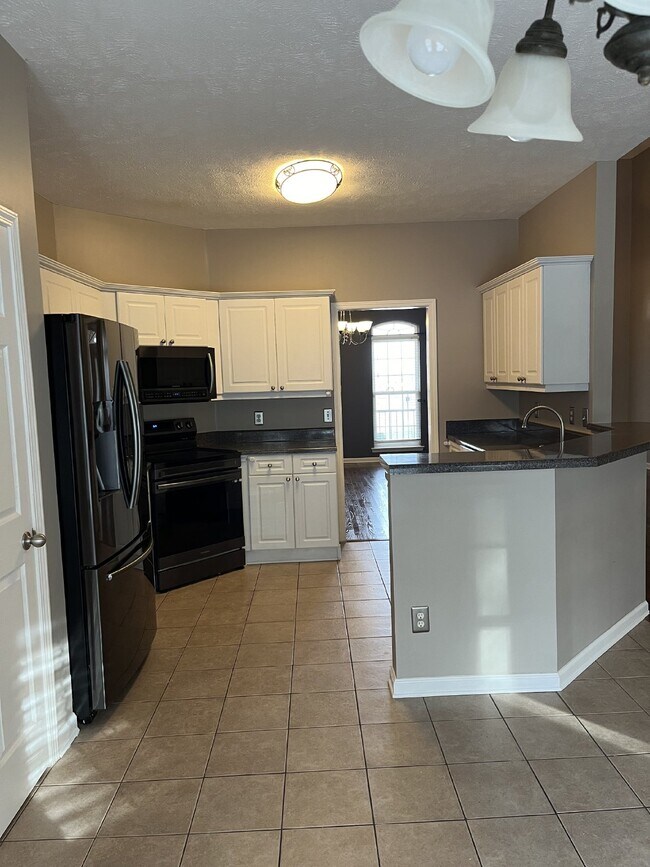 Building Photo - "Charming 3-Bedroom Home with 2 Full Bathr...