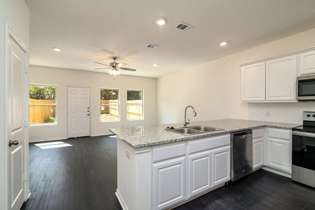 Foto del edificio - AVAILABLE NOW! 3 BEDROOM TRIPLEX LOCATED I...