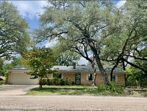 Building Photo - 1415 Oakridge Dr