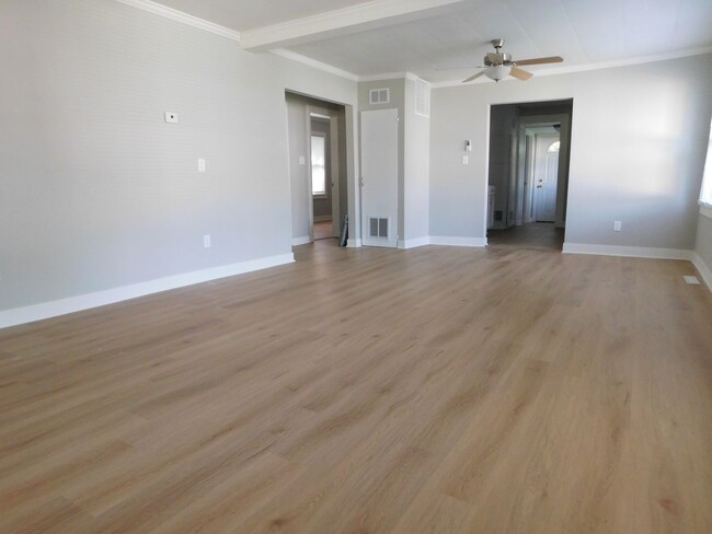 Building Photo - 3 Bed 1 Bath House in El Dorado