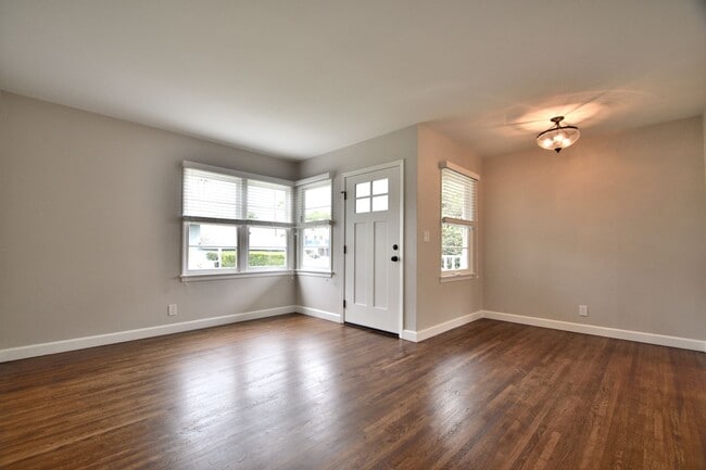 Building Photo - 1350