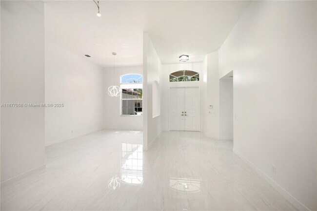 Building Photo - 2527 Jardin Dr