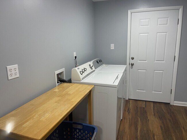Foto del edificio - 4007 Aldington Dr