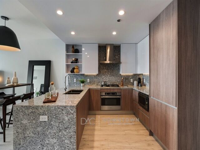 Foto del edificio - 225 W Division St