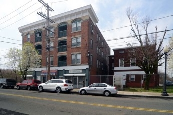 Building Photo - 411-425 E Main St