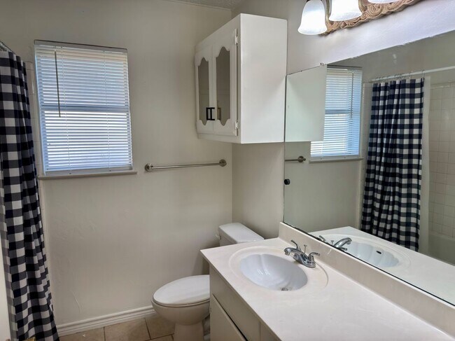 Building Photo - 328 E Johnson St