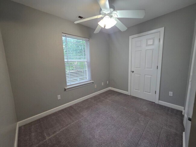 Building Photo - Willoughby Beach