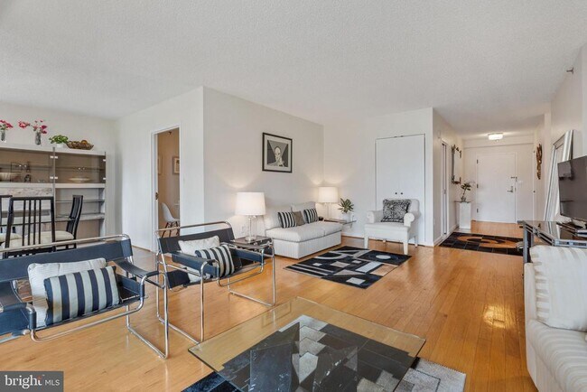 Foto del edificio - 1300 Crystal Dr