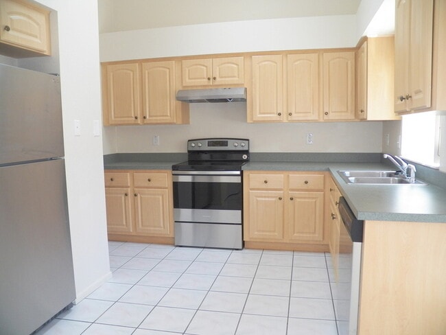 Building Photo - Wonderful 3/2 W Fenced Yard!
