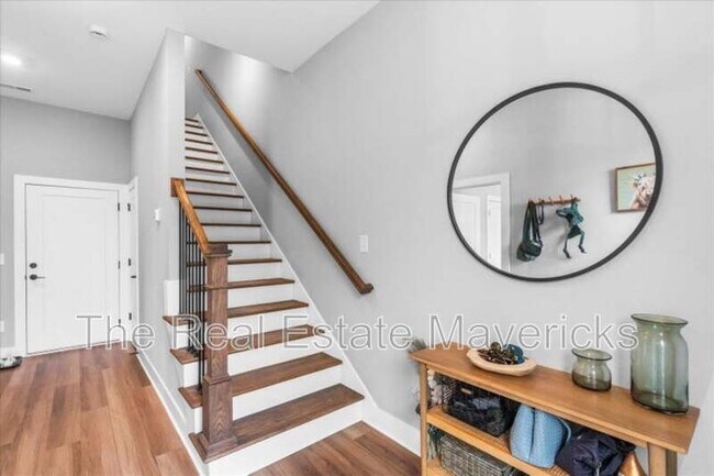 Foto del edificio - 821 Burnside Pl
