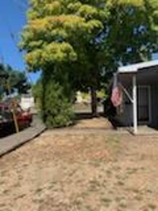 Building Photo - 4268-3t - 465/467 NE Baker