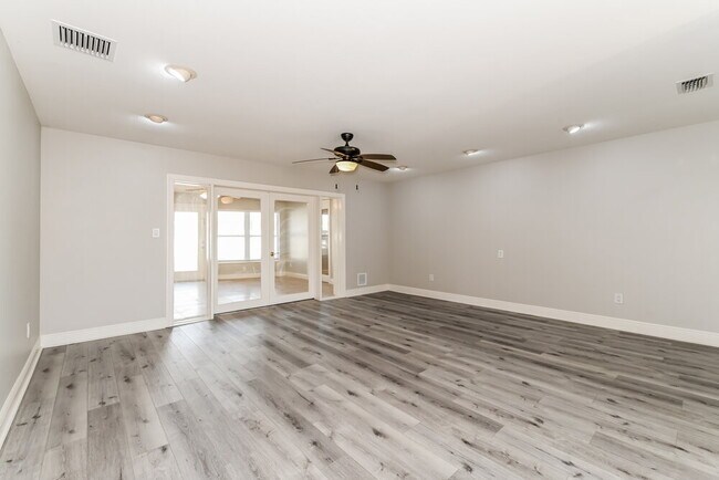 Building Photo - 2228 Treehaven Cir