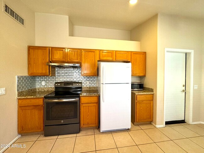 Foto del edificio - 629 N Kenneth Pl