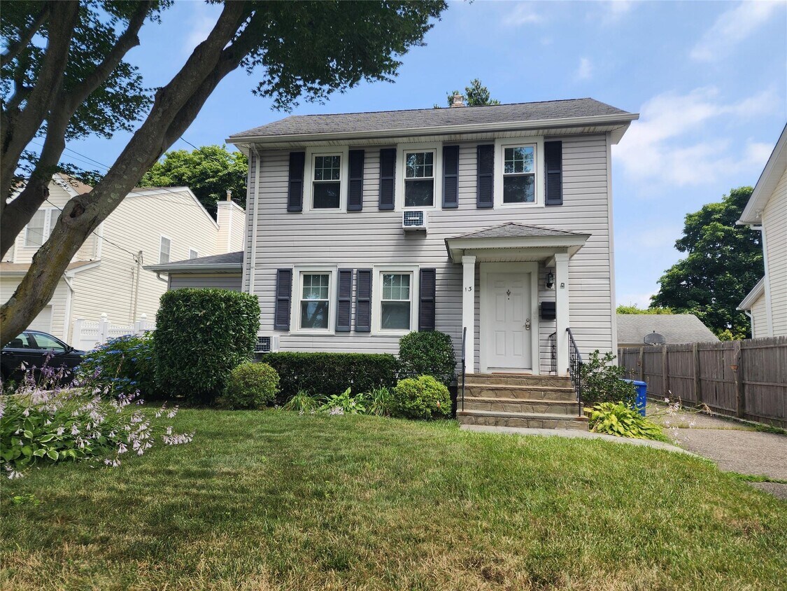 Primary Photo - 13 Nassau Ave