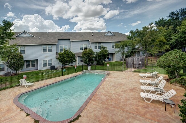 Building Photo - 2818 GEM! Beautiful home minutes from campus!