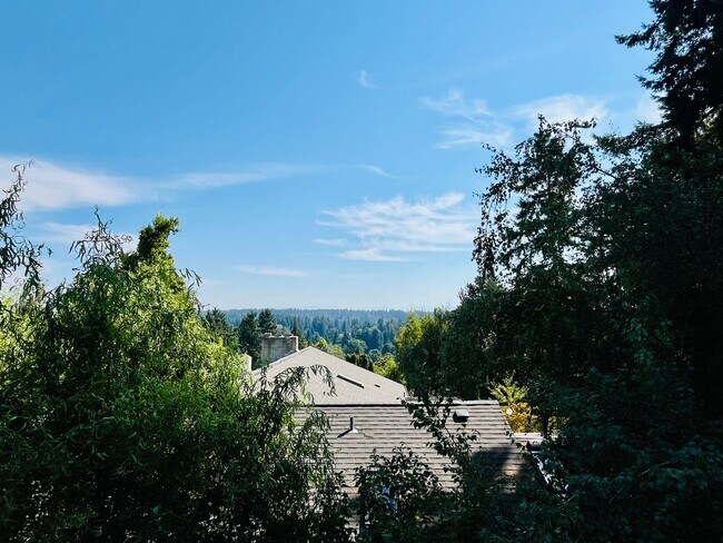 Building Photo - Stunning Home for Rent in Kirkland – Spaci...