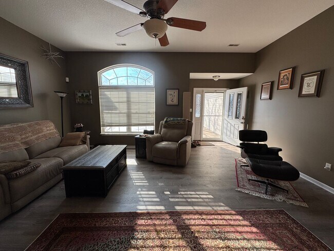 Building Photo - 3 Bedroom Home Furnished or unfurnished available
