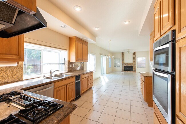 Building Photo - 1023 Belleterre Dr