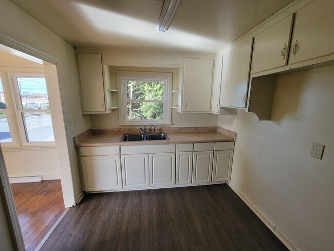 Building Photo - 3 Bedroom 1 Bathroom House