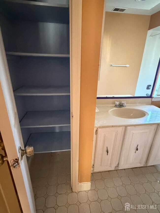 Foto del edificio - 1202 Woodbridge Commons Way